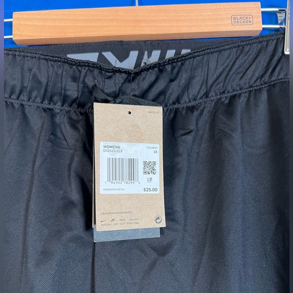 Nike Women’s Training Shorts Plus Size 1X - Picture 2 of 3